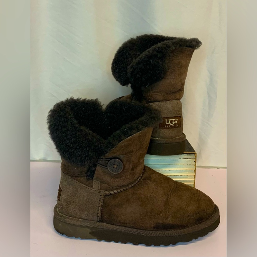 UGGS SIZE 4